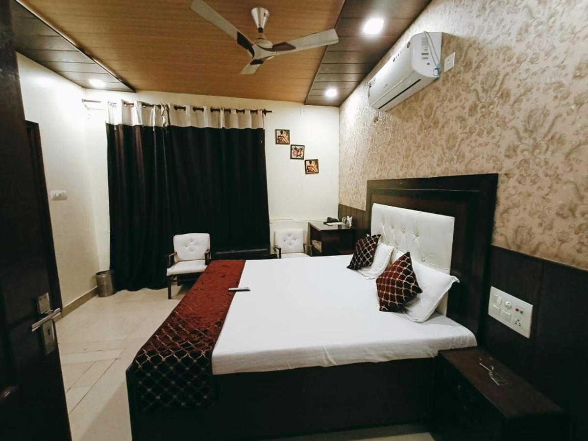 Hotel Mehak Kapurthala Town Buitenkant foto